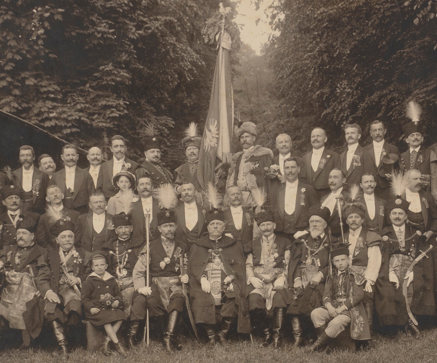 Групове фото зі Стрільниці у 1913 році (фрагмент). У центрі сидить президент Львова Юзеф Нойман, а тогорічний Курковий король зміщений убік