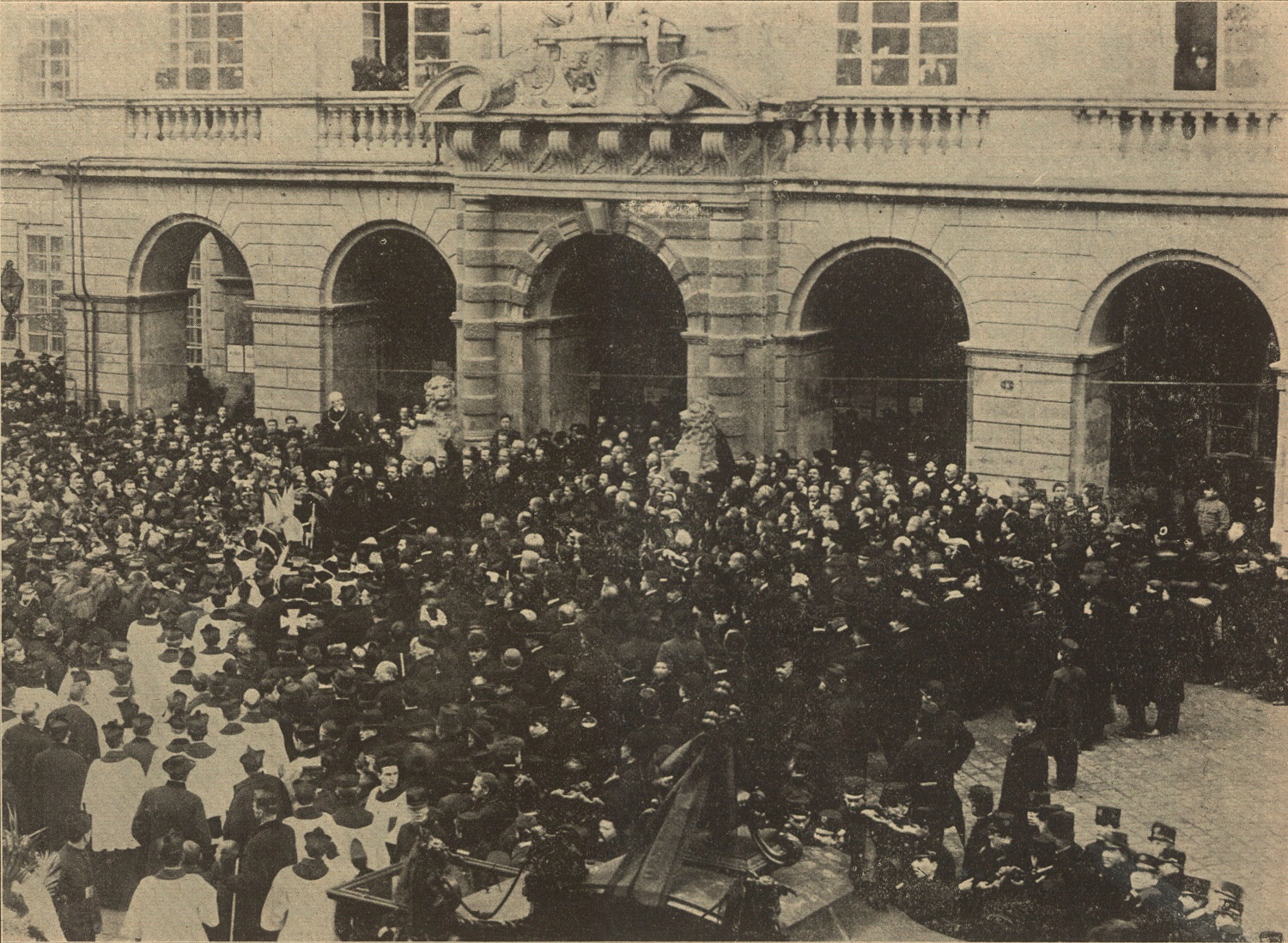 Tadeusz Rutowski's speech at the entrance to the City Hall