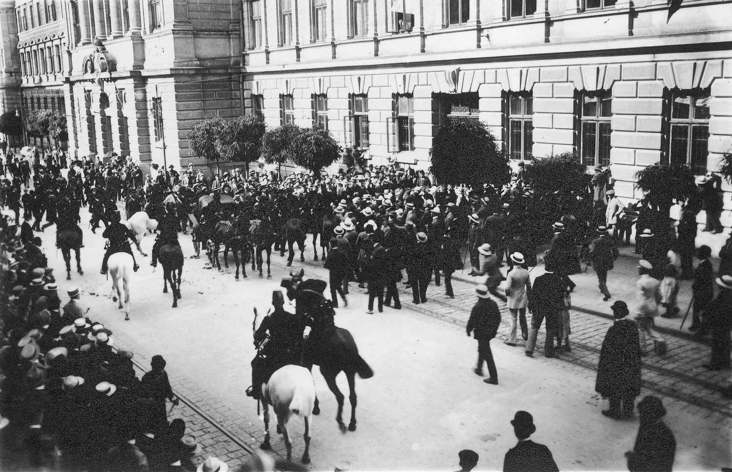 Поліція відвозить затриманих студентів до Карного суду/ в'язниці на вулиці Баторія (сучасна Князя Романа)