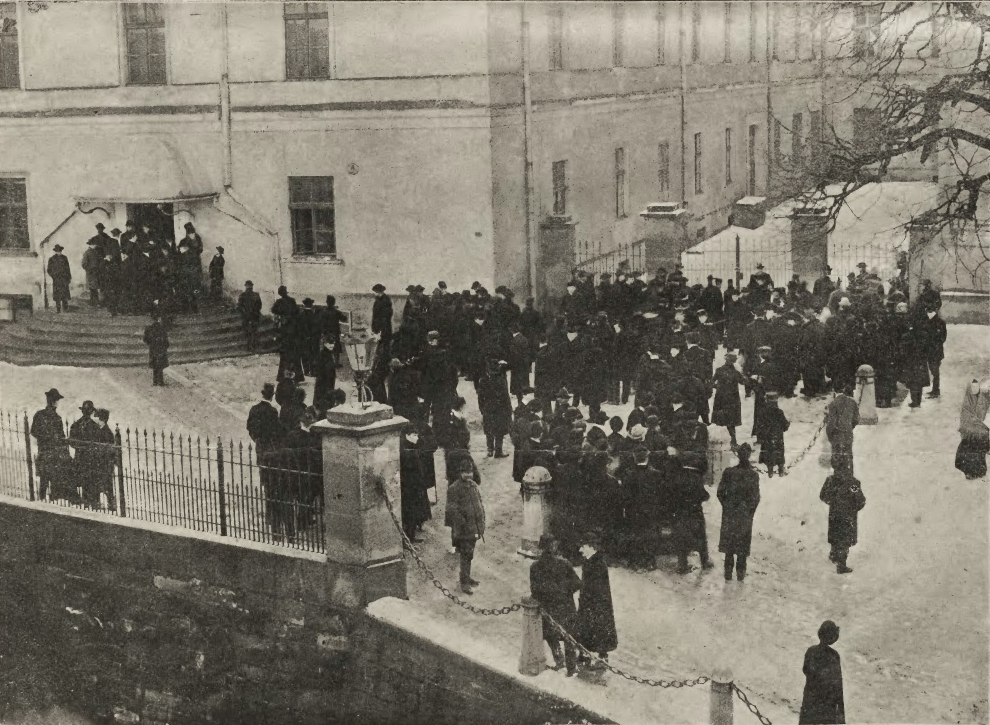 Біля входу до Університету здебільшого польські студенти, поки студенти-українці забарикадувалися всередині. З краківської газети Nowości illustrowane, 1906