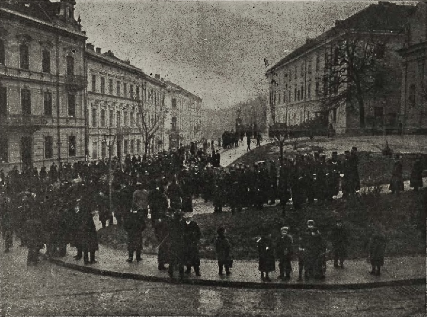 Кордон поліції перед будинком Університету під час т. зв. "кривавої імматрикуляції" 1907 року