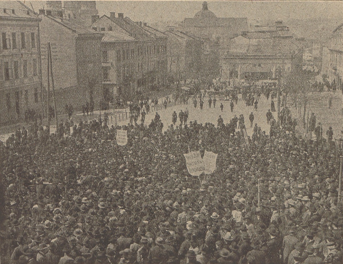 Workers marching through Strzelecki Square in 1902