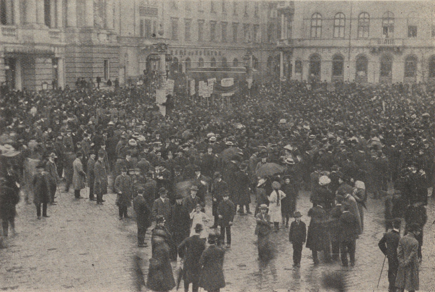 Workers' meeting near the City Theatre in 1909