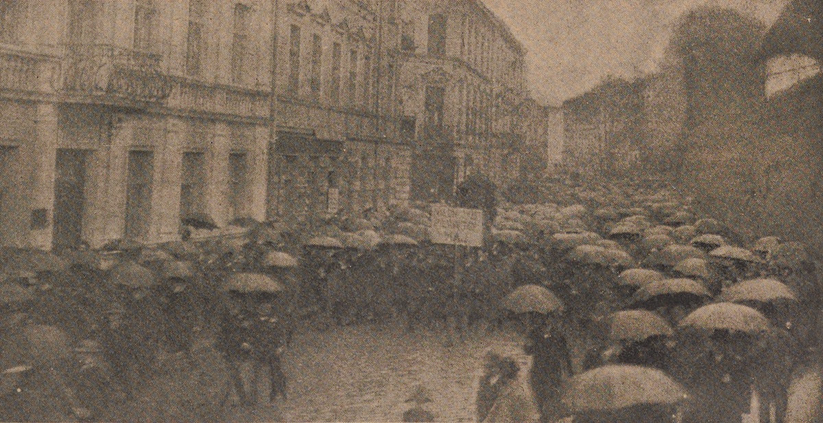 Workers march past the University in 1910