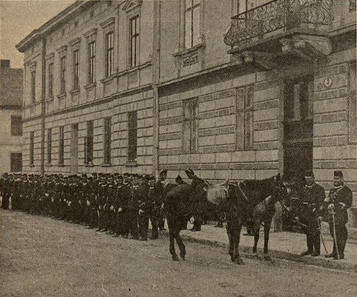 The police border during the march of workers in 1908