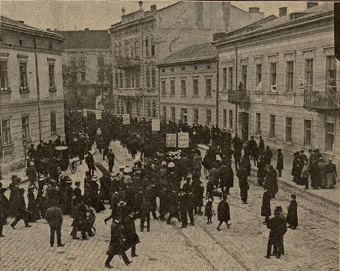 Workers marching through Zyblikiewicza Street (now Franko Street) in 1908