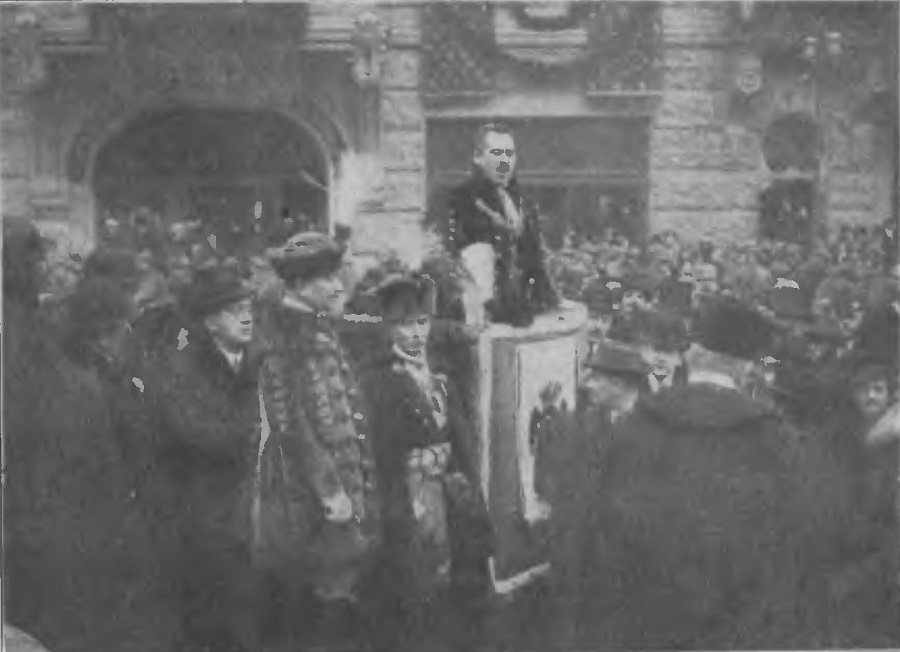 Hungarian delegates at the inauguration of the monument